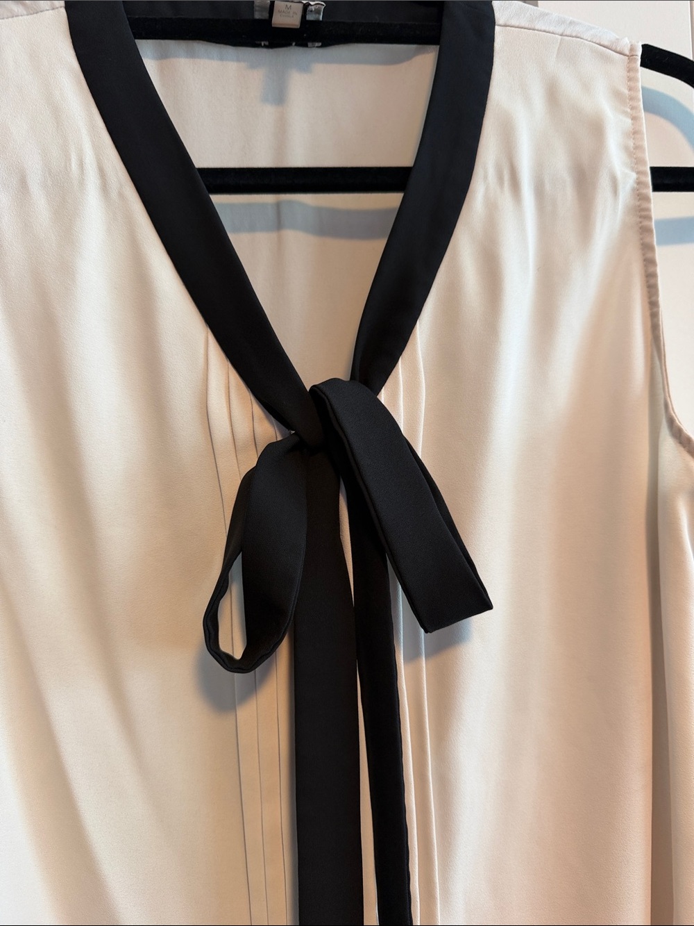 Anne Klein Light Pink/Cream Sleeveless Blouse with Black Tie - Picture 3 of 6
